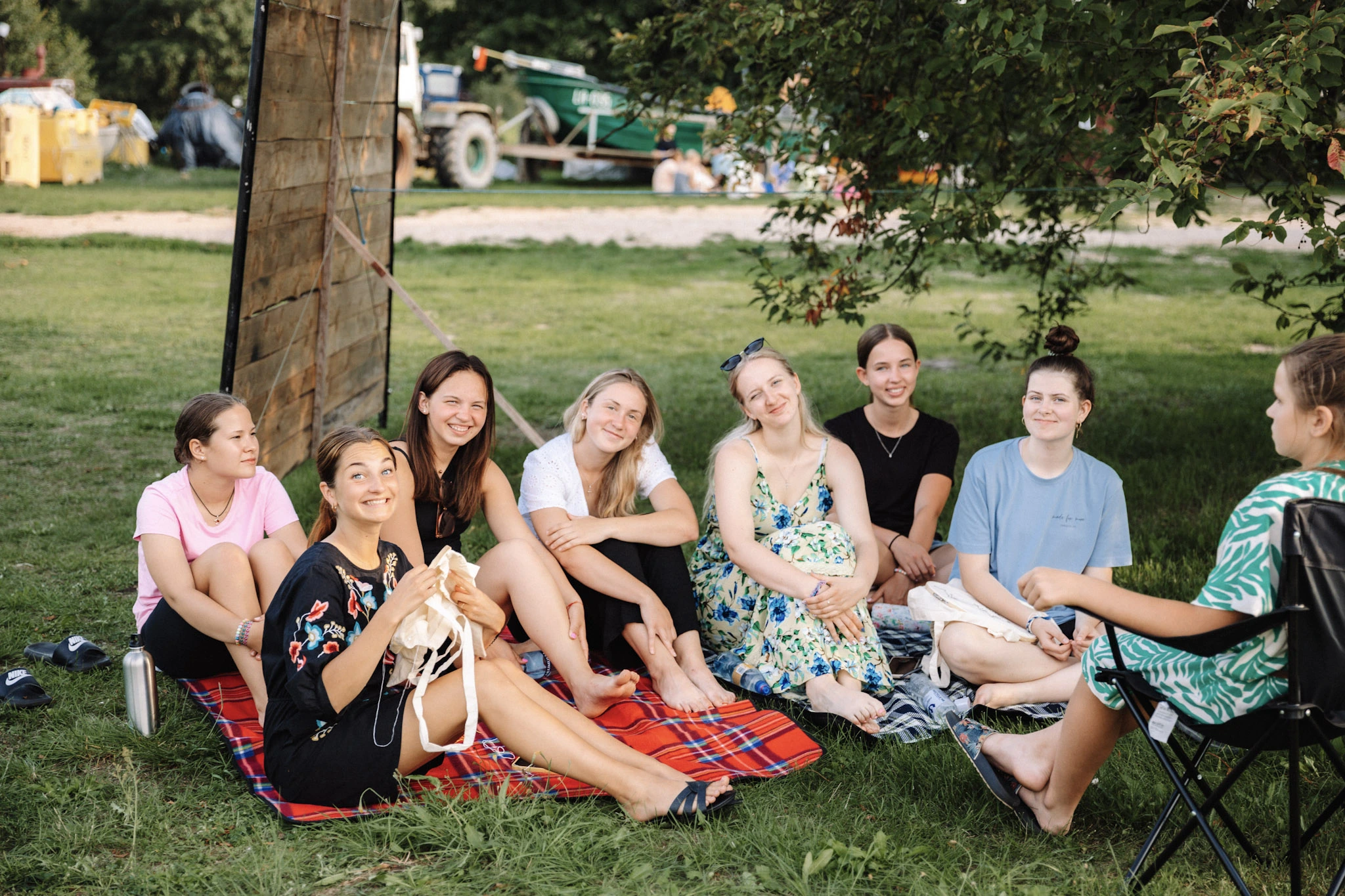 Meitenes aktivitātēs dabā